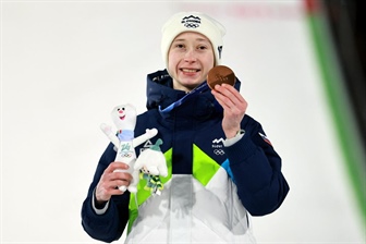 Za naše skakalke in skakalke so pesti držali številni Korošci