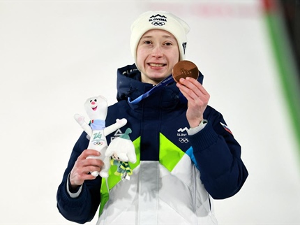 Za naše skakalke in skakalke so pesti držali številni Korošci