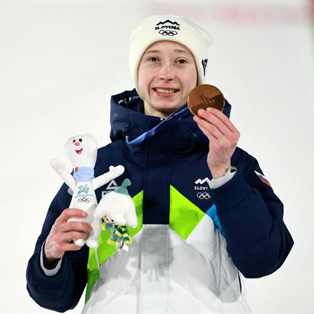 Za naše skakalke in skakalke so pesti držali številni Korošci