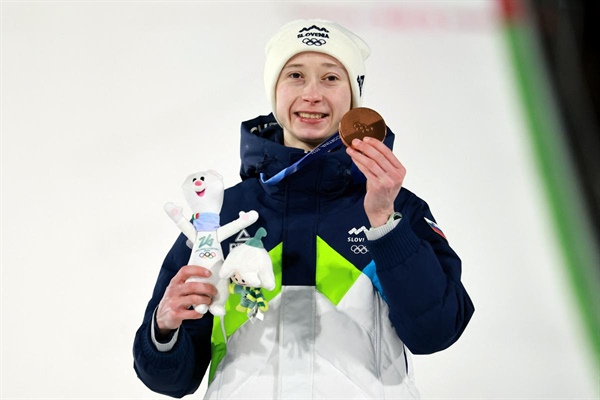 Za naše skakalke in skakalke so pesti držali številni Korošci