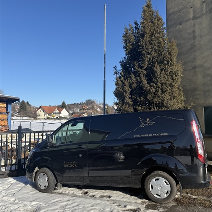 Z rezervnimi ključi po ukradeno pogrebno vozilo kar sam direktor mežiške komunale