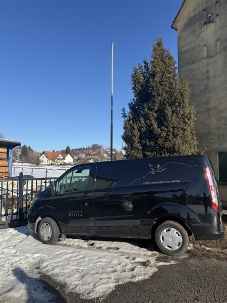 Z rezervnimi ključi po ukradeno pogrebno vozilo kar sam direktor mežiške komunale