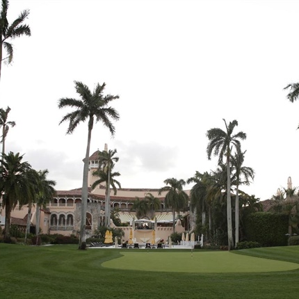 Policija ubila moškega z bencinom, ki je skušal vdreti na Trumpovo posestvo