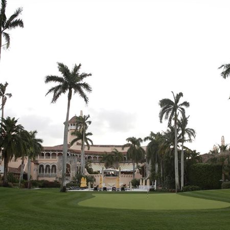 Policija ubila moškega z bencinom, ki je skušal vdreti na Trumpovo posestvo