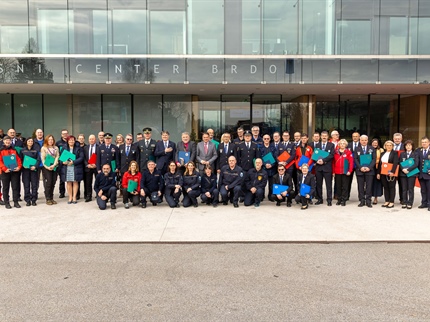 Zlati znak Civilne zaščite za Dominiko Knez, plaketa za Koroški gasilski zavod