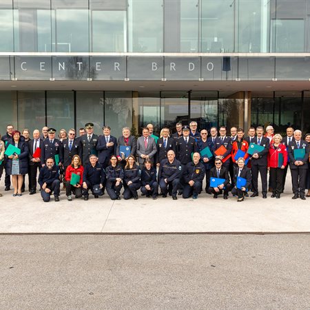 Zlati znak Civilne zaščite za Dominiko Knez, plaketa za Koroški gasilski zavod
