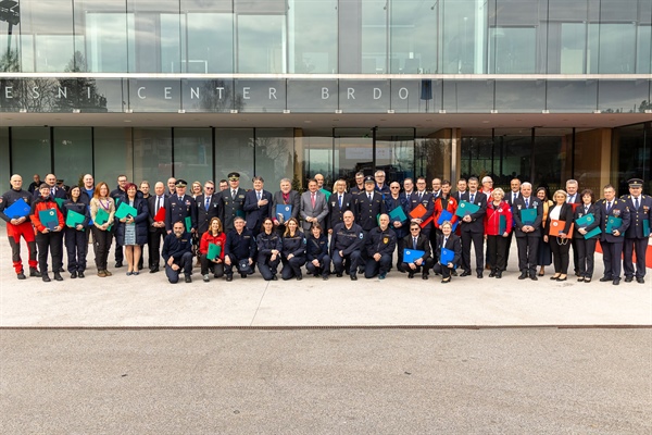 Zlati znak Civilne zaščite za Dominiko Knez, plaketa za Koroški gasilski zavod