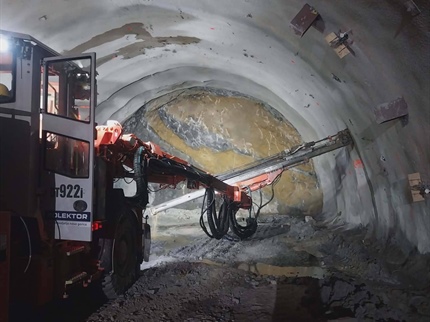 Tretja os: Miniranje, prah, hrup, a tudi malice in kosila