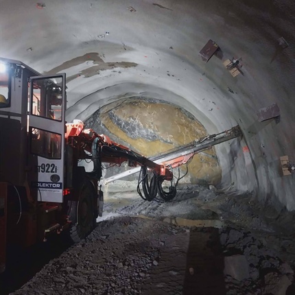 Tretja os: Miniranje, prah, hrup, a tudi malice in kosila