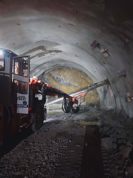 Tretja os: Miniranje, prah, hrup, a tudi malice in kosila