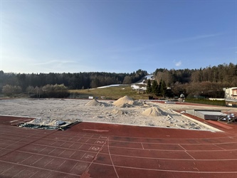 Dela na ravenskem stadionu kljub lepemu vremenu stojijo