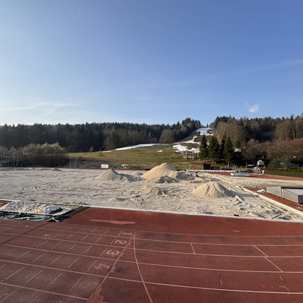 Dela na ravenskem stadionu kljub lepemu vremenu stojijo