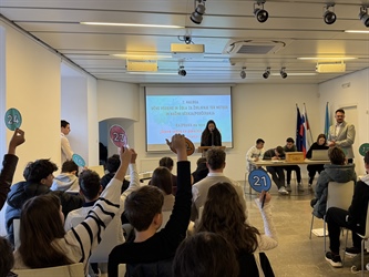 Mladi parlamentarci: "Če bi ljudje ob neuspehu kar obupali, bi bili še danes v jamah"