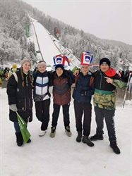 Koroški učenci v Planici: "Kdor ne skače ni Sloven'c, hej, hej, hej!"