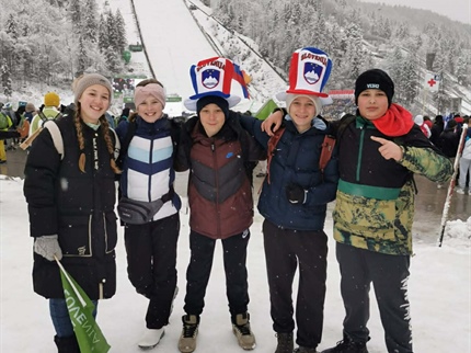 Koroški učenci v Planici: "Kdor ne skače ni Sloven'c, hej, hej, hej!"