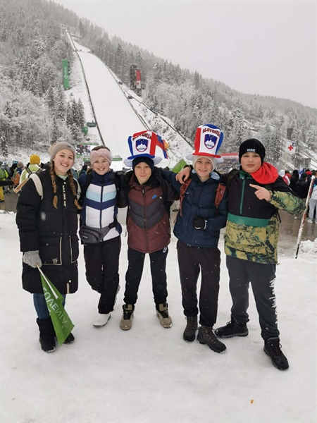 Koroški učenci v Planici: "Kdor ne skače ni Sloven'c, hej, hej, hej!"