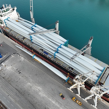 V Luki Koper raztovarjajo vetrnice za Avstrijo. So na poti na Košenjak?