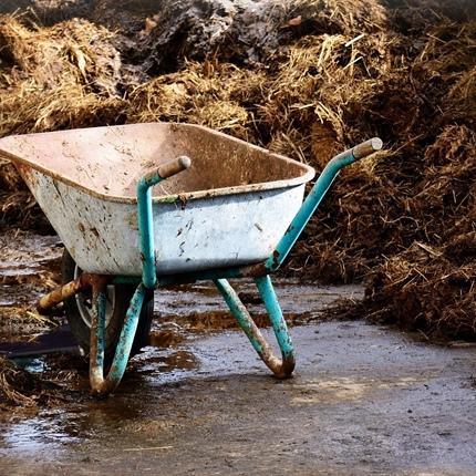 Ob prevažanju gnoja umrl 78-letnik iz Mežice