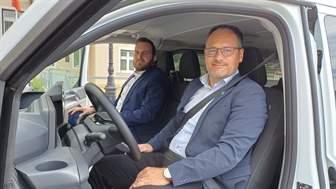 Za volanom ZdravoBusa ne bo sedel župan, pač pa Modri dirkač