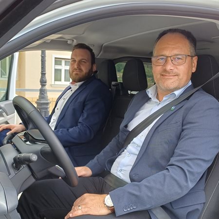 Za volanom ZdravoBusa ne bo sedel župan, pač pa Modri dirkač