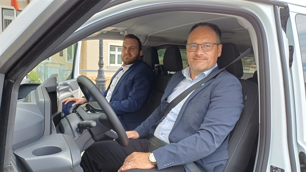 Za volanom ZdravoBusa ne bo sedel župan, pač pa Modri dirkač