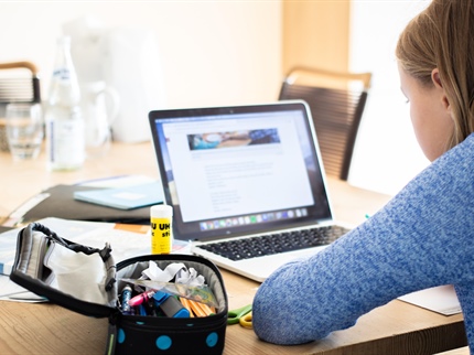 Naš otrok ni številka. Zakaj ga potem merimo z ocenami?