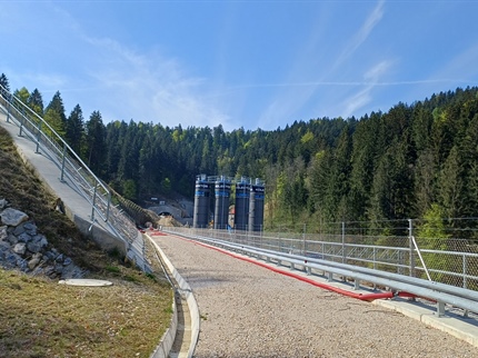 Betonarne na gradbišču tretje osi še ni