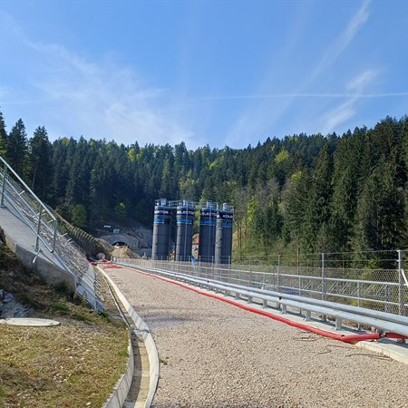 Betonarne na gradbišču tretje osi še ni