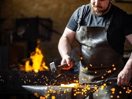 Kovač Tilen Šumah, Korošec z redkim pradavnim znanjem podira meje kovaštva