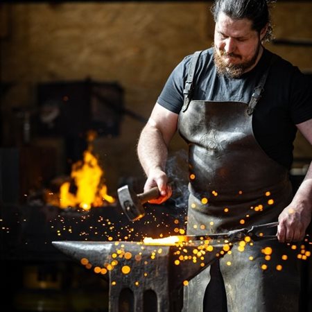 Kovač Tilen Šumah, Korošec z redkim pradavnim znanjem podira meje kovaštva