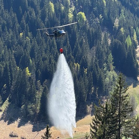 Gozdni požar v Šmohorju gasi 360 gasilcev in 7 helikopterjev