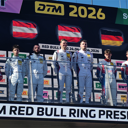 18-letni slovenski dirkač Mark Kastelic na stopničkah na svoji prvi dirki