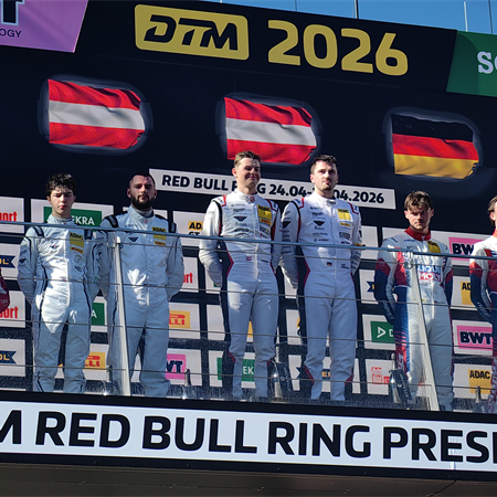 18-letni slovenski dirkač Mark Kastelic na stopničkah na svoji prvi dirki