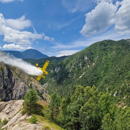 Za učinkovito gašenje požarov: Air tractorji v zraku, gasilci na tleh