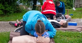 Mladi preverjajo znanje prve pomoči na Ravnah na Koroškem