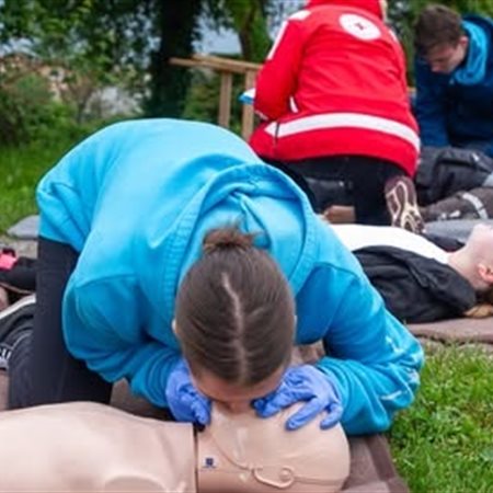 Mladi preverjajo znanje prve pomoči na Ravnah na Koroškem