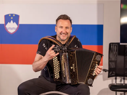 Harmonikar Robert Goter v Velenju po dva Guinnessova rekorda