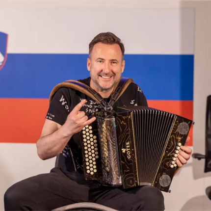 Harmonikar Robert Goter v Velenju po dva Guinnessova rekorda