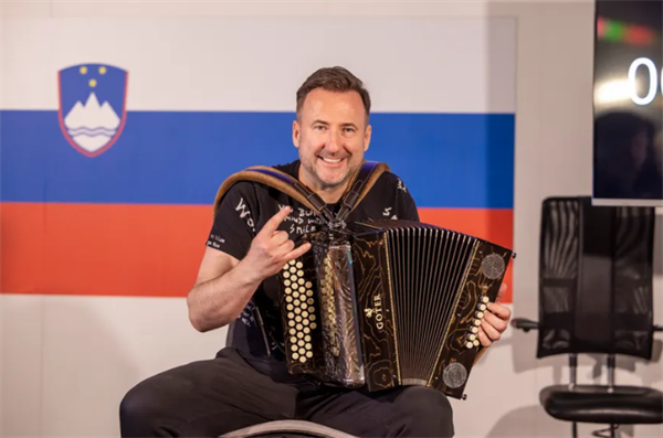 Harmonikar Robert Goter v Velenju po dva Guinnessova rekorda