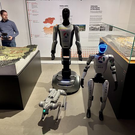 Humanoidni roboti zavzeli ravensko Staro železarno