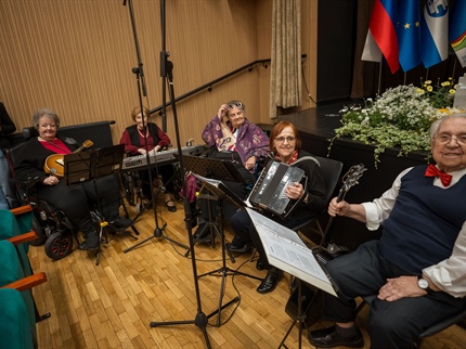 Band 6M ruši stereotipe: Pri osemdesetih in devetdesetih navdušujejo na odru