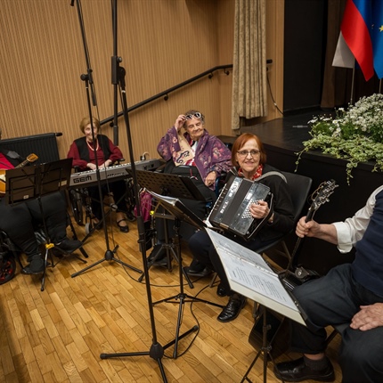 Band 6M ruši stereotipe: Pri osemdesetih in devetdesetih navdušujejo na odru
