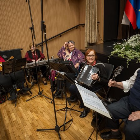 Band 6M ruši stereotipe: Pri osemdesetih in devetdesetih navdušujejo na odru