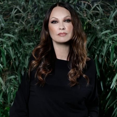 Anja Rupel v obletnico z novo pesmijo
