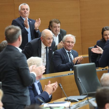 Kdo je skrivnostnež, ki je včeraj oddal 51. glas za Janeza Janšo?