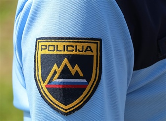 V prometni nesreči umrl voznik kombiniranega vozila