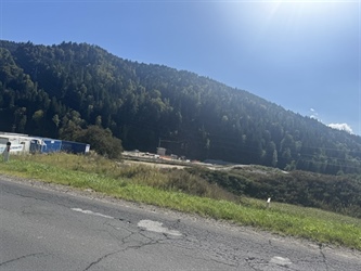 Ključni protipoplavni projekt v Mežiški dolini z novo zamudo zaradi plazu.