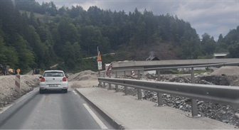 Pri Šumahovem mostu v Mežici bodo za 1,7 metra dvignili glavno cesto