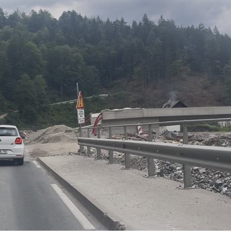 Pri Šumahovem mostu v Mežici bodo za 1,7 metra dvignili glavno cesto