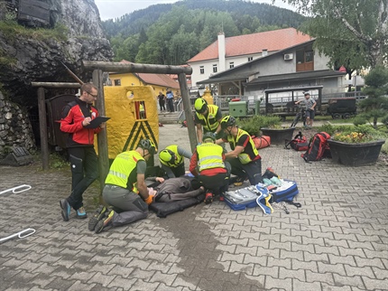 Slovenski gorski reševalci so v Črni na Koroškem preverili pripravljenost za najzahtevnejše reševalne akcije.